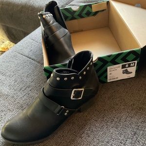 A.N.A black size 8 ankle booties